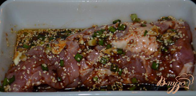 Фото приготовление рецепта: Маринованное филе свинины с кунжутом шаг №2