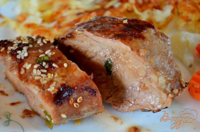 Фото приготовление рецепта: Маринованное филе свинины с кунжутом шаг №4