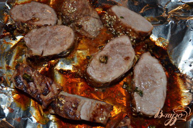 Фото приготовление рецепта: Маринованное филе свинины с кунжутом шаг №3