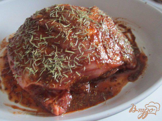Фото приготовление рецепта: Свинина в горчично-медовой глазури с розмарином шаг №2