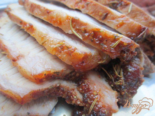 Фото приготовление рецепта: Свинина в горчично-медовой глазури с розмарином шаг №5
