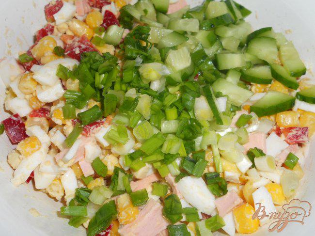 Фото приготовление рецепта: Салат с колбасой и кукурузой шаг №3