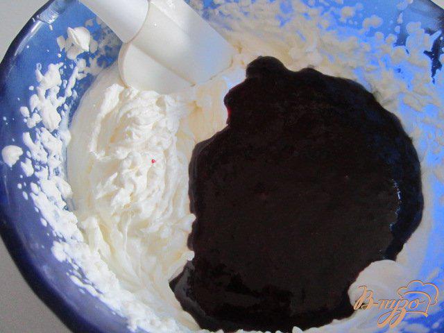 Фото приготовление рецепта: Мини-шарлотки с кремом из черной смородины шаг №5