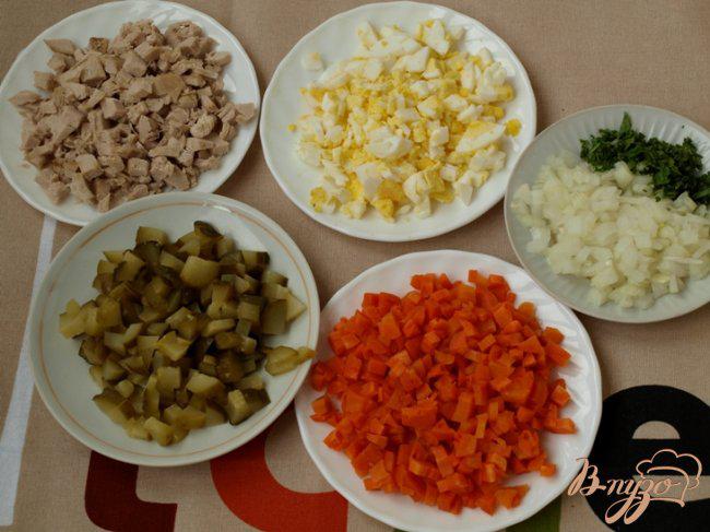 Фото приготовление рецепта: Салат с рисом, курицей и цветными блинчиками шаг №1