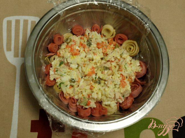 Фото приготовление рецепта: Салат с рисом, курицей и цветными блинчиками шаг №4