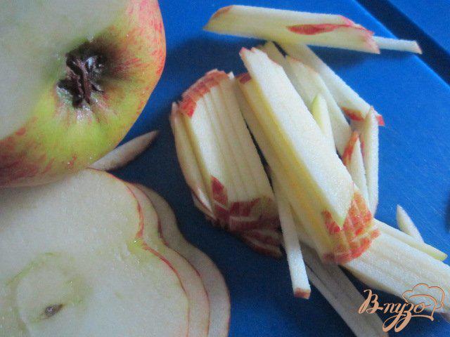 Фото приготовление рецепта: Салат из капусты и яблока шаг №1