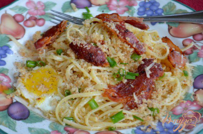 Фото приготовление рецепта: Спагетти с беконом и яйцом шаг №6