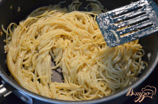 Фото приготовление рецепта: Спагетти с беконом и яйцом шаг №4