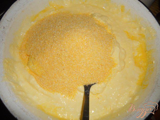 Фото приготовление рецепта: Сырник с ирисками шаг №3