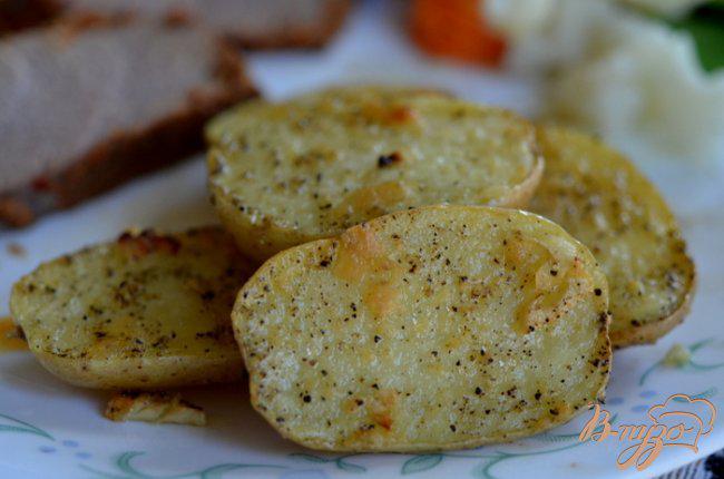 Фото приготовление рецепта: Картофель с лимонно-чесночным вкусом шаг №4