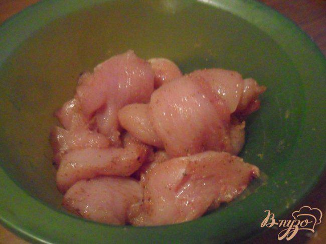 Фото приготовление рецепта: Куриное филе с цветной капустой под сливочным соусом в мультиварке шаг №3