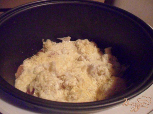 Фото приготовление рецепта: Куриное филе с цветной капустой под сливочным соусом в мультиварке шаг №5