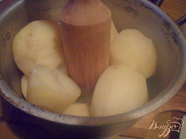 Фото приготовление рецепта: Картофельный рулет с яйцом и зеленью шаг №1