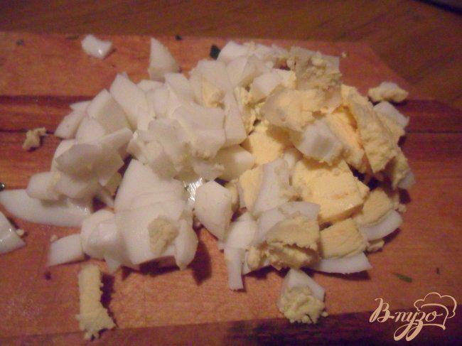 Фото приготовление рецепта: Картофельный рулет с яйцом и зеленью шаг №4