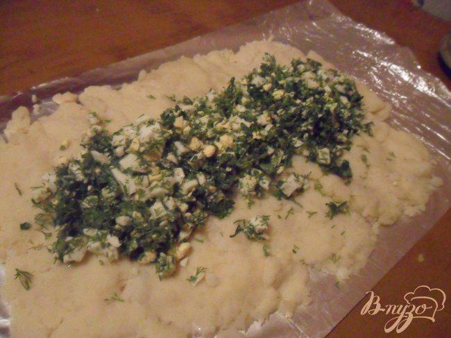 Фото приготовление рецепта: Картофельный рулет с яйцом и зеленью шаг №5
