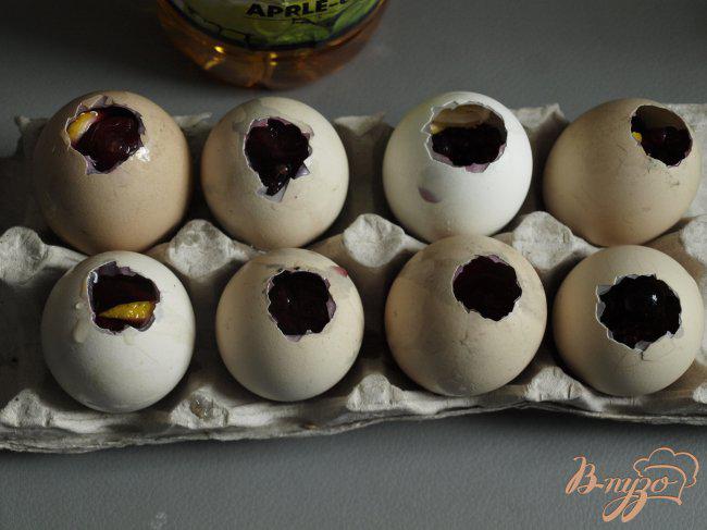 Фото приготовление рецепта: Фруктово-ягодные заливные яйца шаг №4