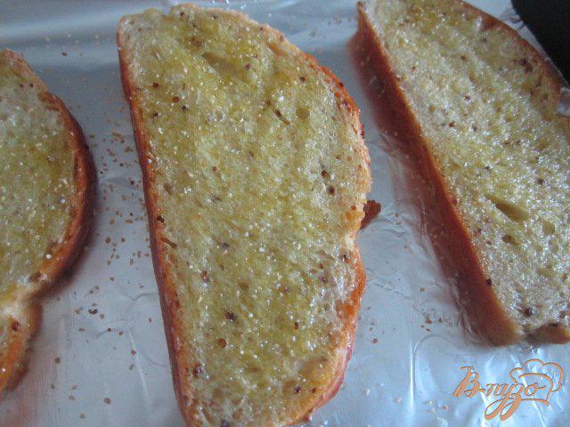 Фото приготовление рецепта: Теплые тосты с клубникой и сухой ветчиной шаг №1