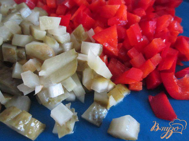 Фото приготовление рецепта: Овощной салат с жаренными грибами шаг №2