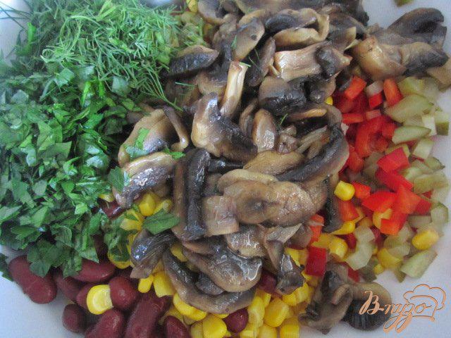 Фото приготовление рецепта: Овощной салат с жаренными грибами шаг №3