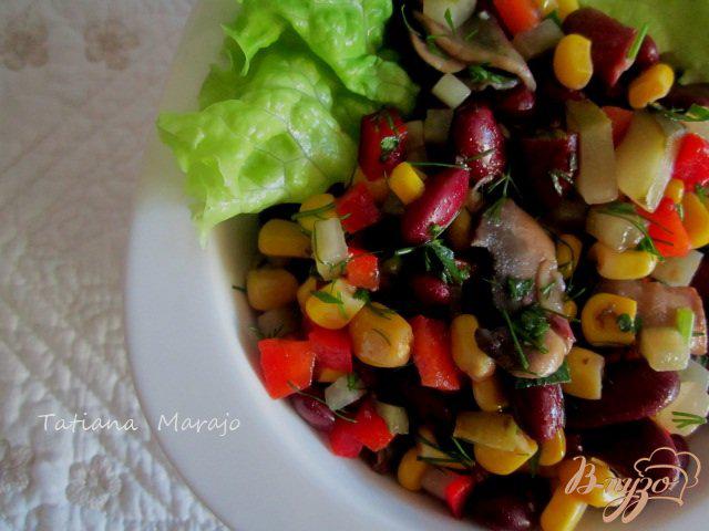 Фото приготовление рецепта: Овощной салат с жаренными грибами шаг №4