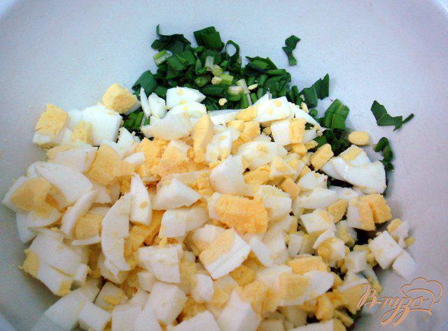 Фото приготовление рецепта: Салат из черемши с яйцом шаг №3