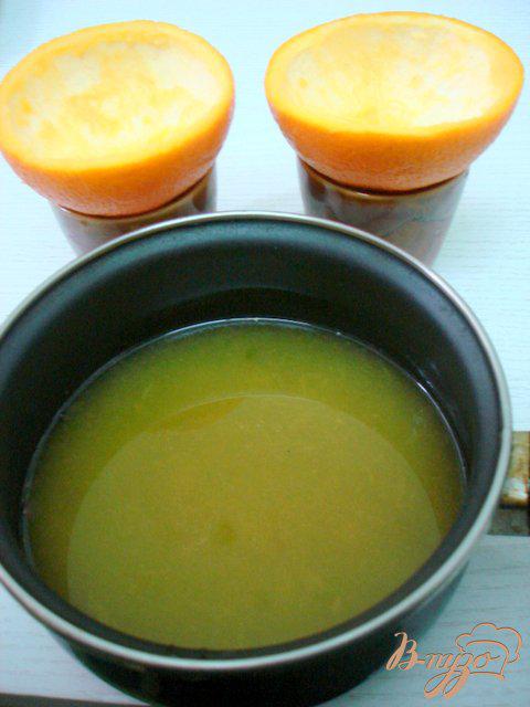 Фото приготовление рецепта: А-ля  апельсины  (желе в апельсиновых долькох.) шаг №2