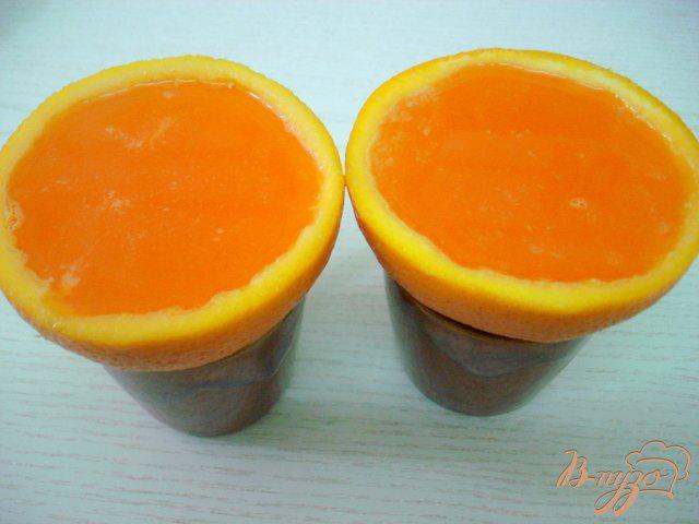 Фото приготовление рецепта: А-ля  апельсины  (желе в апельсиновых долькох.) шаг №4