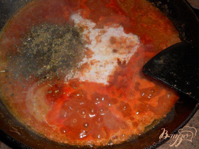 Фото приготовление рецепта: Говяжьи котлетки тушенные в сливочно - томатном соусе шаг №3