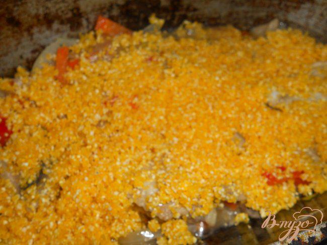 Фото приготовление рецепта: Кукурузная каша с курицей и грибами шаг №3