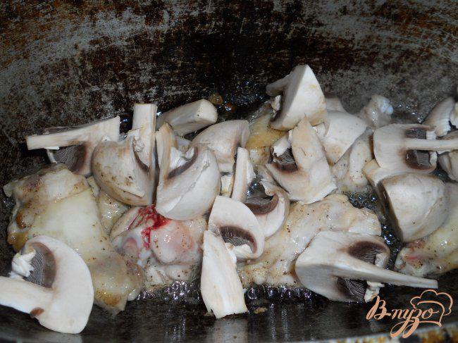 Фото приготовление рецепта: Кукурузная каша с курицей и грибами шаг №1