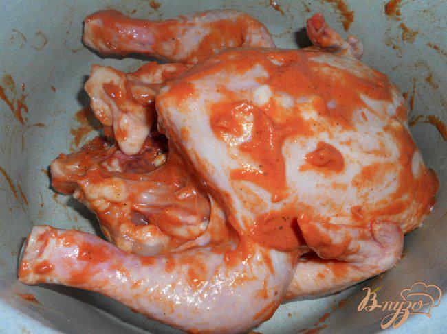 Фото приготовление рецепта: Цыпленок в сметанно-томатном соусе, запеченный в рукаве с картофелем шаг №3