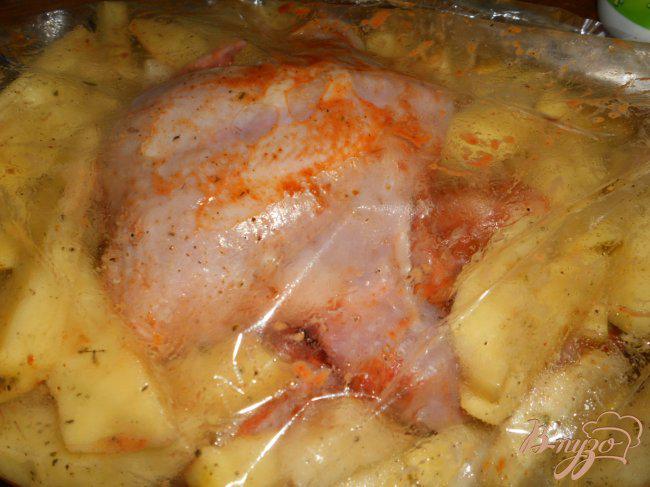 Фото приготовление рецепта: Цыпленок в сметанно-томатном соусе, запеченный в рукаве с картофелем шаг №5