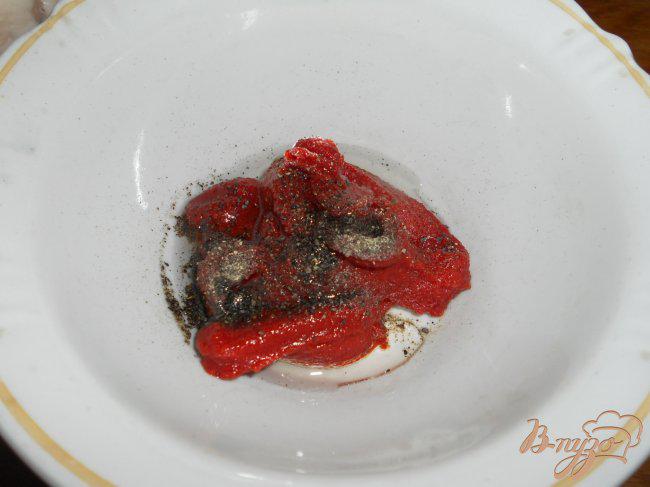 Фото приготовление рецепта: Цыпленок в сметанно-томатном соусе, запеченный в рукаве с картофелем шаг №2