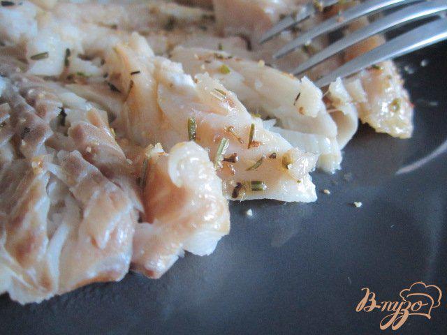Фото приготовление рецепта: Разгрузочный салатик с рыбой шаг №7