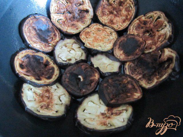 Фото приготовление рецепта: Ma’loubeh - Рис с баклажанами и фаршем шаг №4
