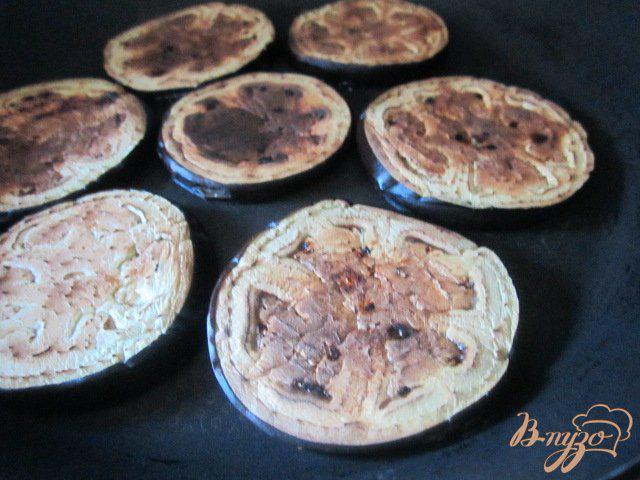 Фото приготовление рецепта: Ma’loubeh - Рис с баклажанами и фаршем шаг №2