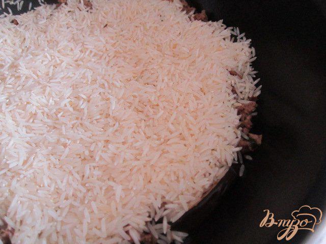 Фото приготовление рецепта: Ma’loubeh - Рис с баклажанами и фаршем шаг №6