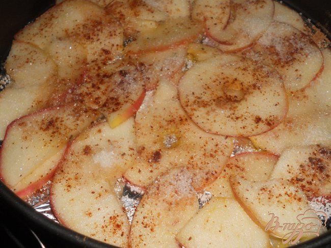 Фото приготовление рецепта: Яблочный пирог - перевертыш шаг №4