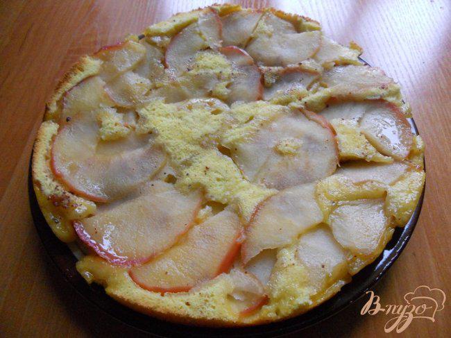 Фото приготовление рецепта: Яблочный пирог - перевертыш шаг №6