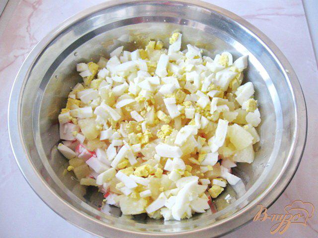 Фото приготовление рецепта: Салат из крабовых палочек и ананасов шаг №3