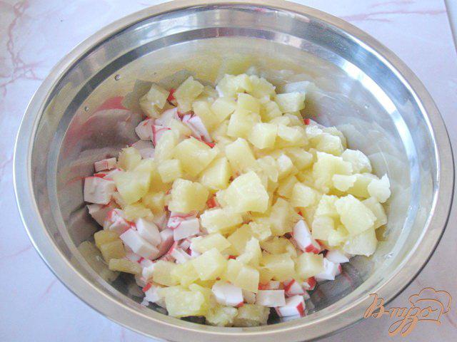 Фото приготовление рецепта: Салат из крабовых палочек и ананасов шаг №2