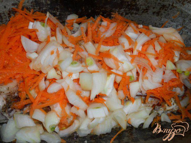 Фото приготовление рецепта: Картофель, тушеный с курицей в соусе шаг №2