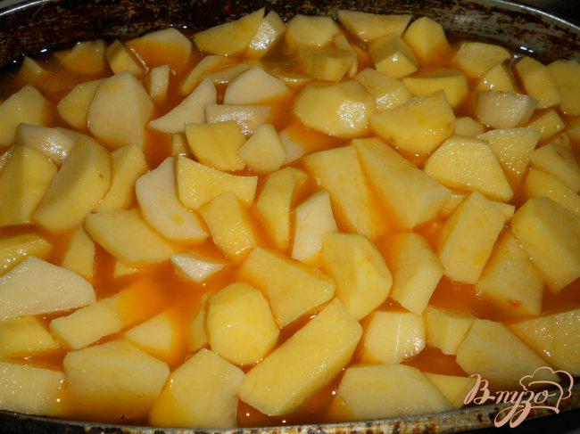 Фото приготовление рецепта: Картофель, тушеный с курицей в соусе шаг №3