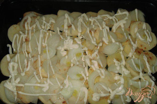 Фото приготовление рецепта: Картофель с куриными бедрышками, запеченный в духовке. шаг №2