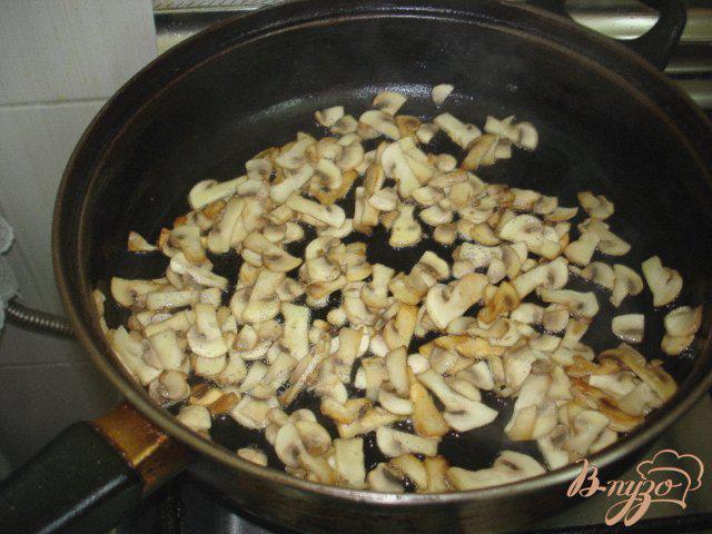 Фото приготовление рецепта: Картошка жареная с грибами шаг №5