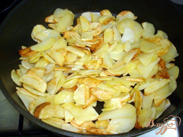 Фото приготовление рецепта: Картошка жареная с грибами шаг №6