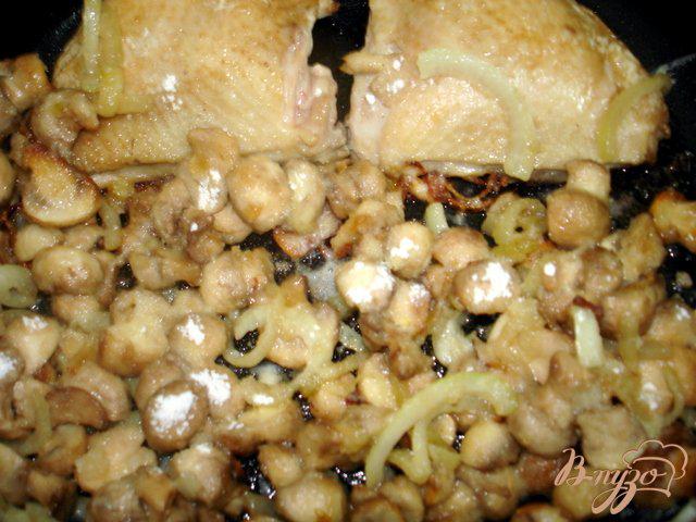 Фото приготовление рецепта: Куриные бёдрышки в грибном соусе шаг №4