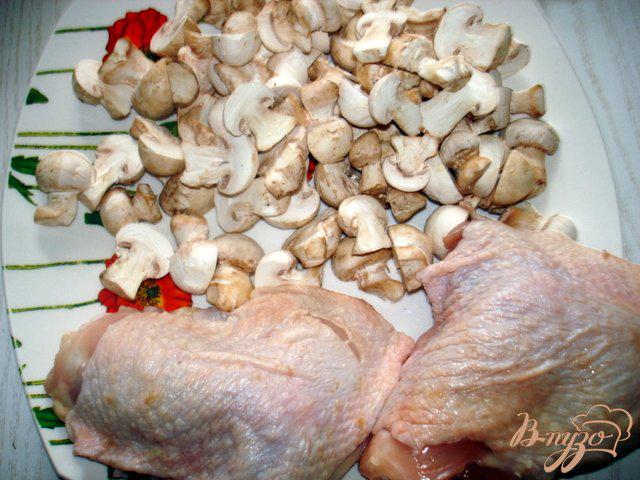 Фото приготовление рецепта: Куриные бёдрышки в грибном соусе шаг №1