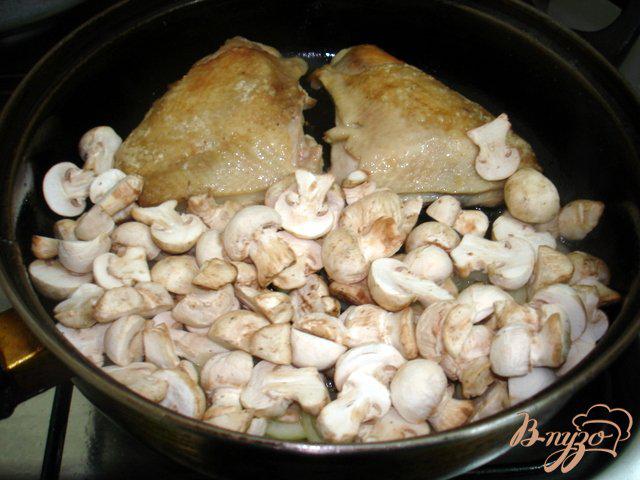 Фото приготовление рецепта: Куриные бёдрышки в грибном соусе шаг №3