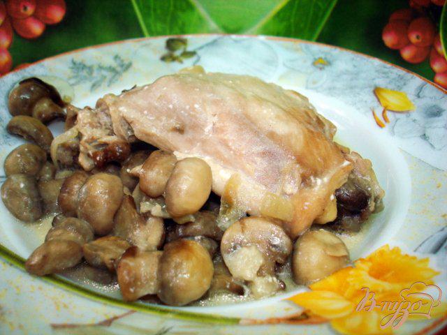 Фото приготовление рецепта: Куриные бёдрышки в грибном соусе шаг №7